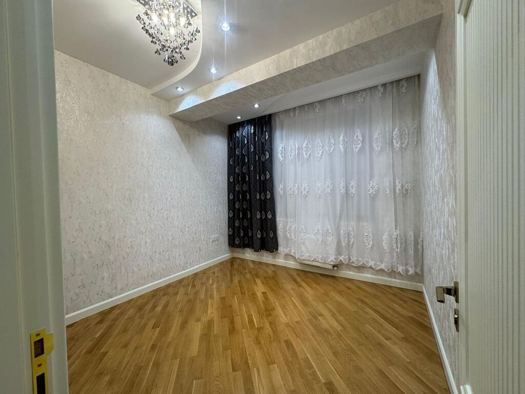8-ci mikrorayon, 4 otaqlı, Yeni tikili, m. Azadlıq Prospekti, 156 kv. m