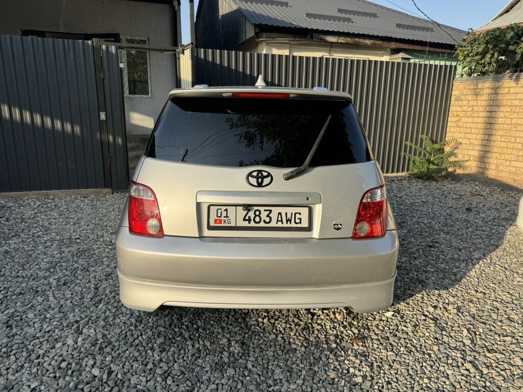 Toyota Ist: 2004 г., Автомат, Бензин, Хэтчбэк: фото 2
