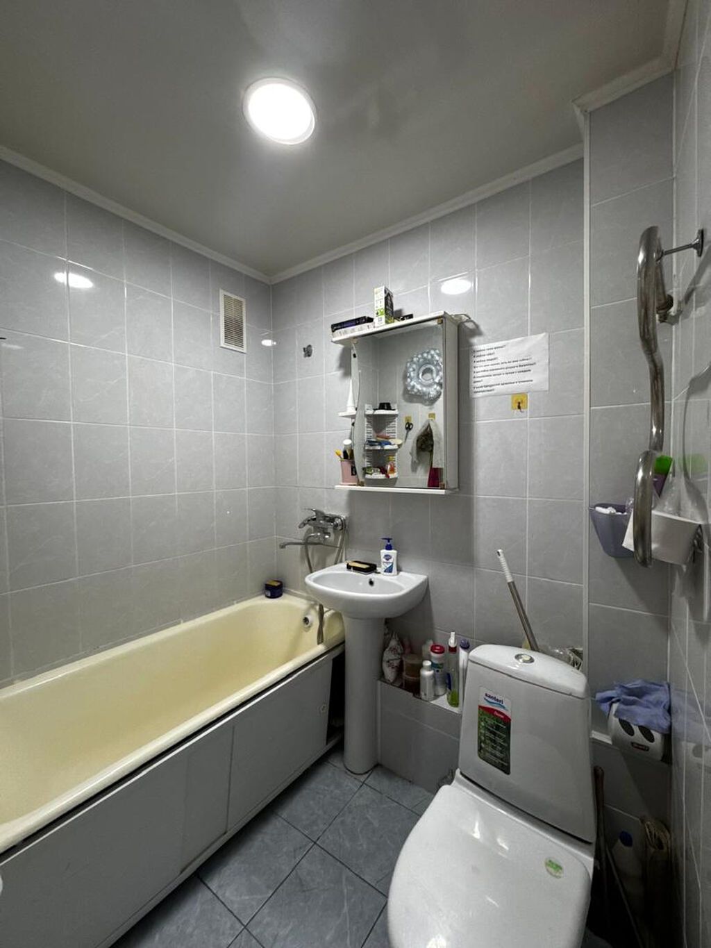 3 комнаты, 58 м², 10 мкр 104 серия, 4 этаж, Старый ремонт: фото 3