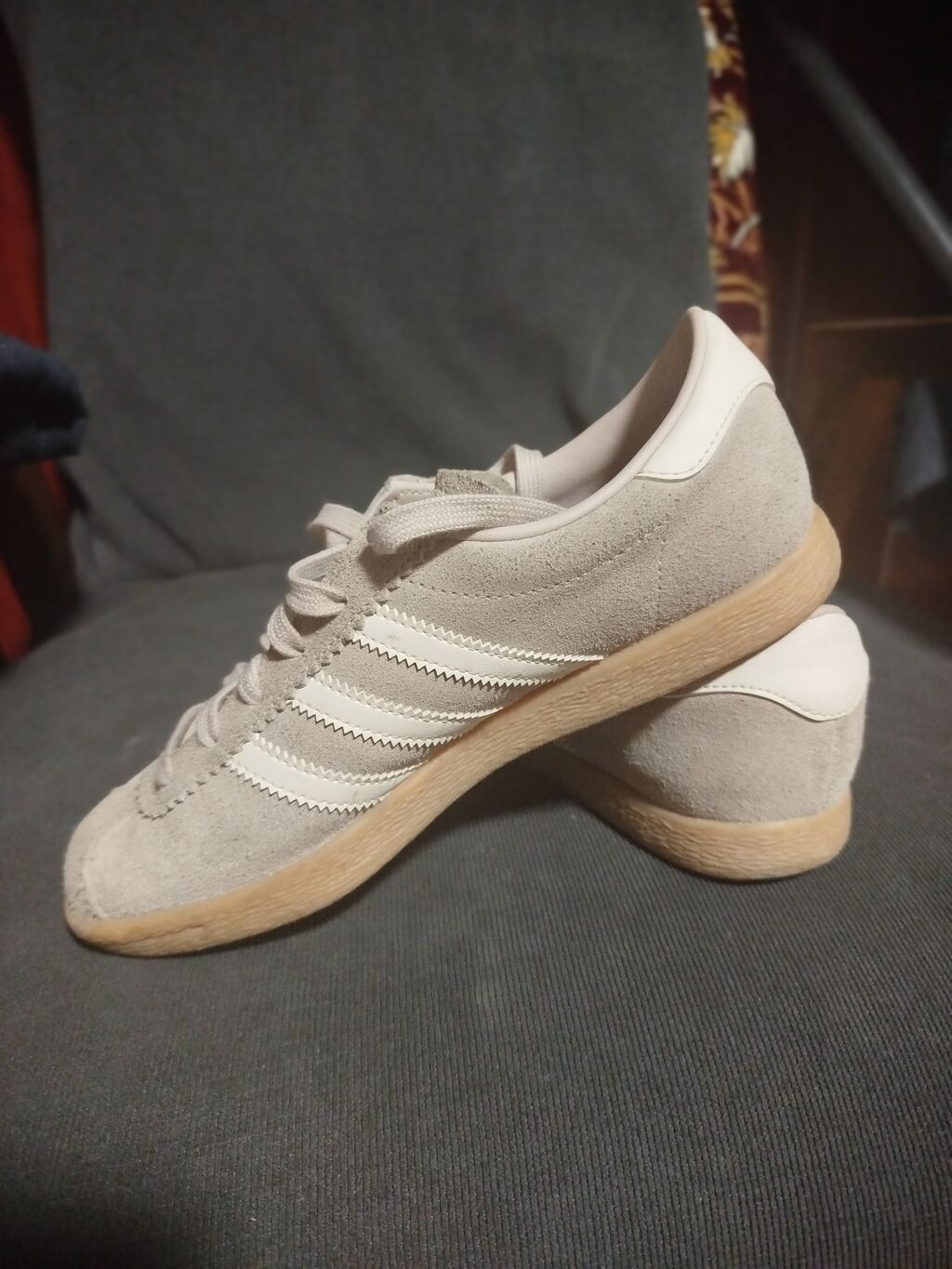 Кеды adidas из замши - Модель: классические низкие кеды с фирменными: фото 2
