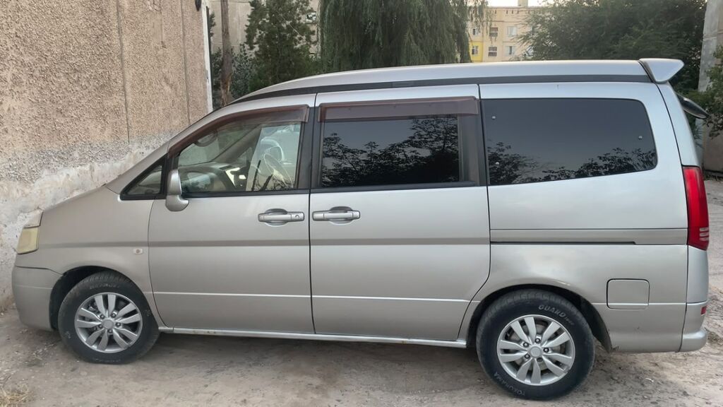 Nissan Serena: 2002 г., 2 л, Автомат, Минивэн: фото 3