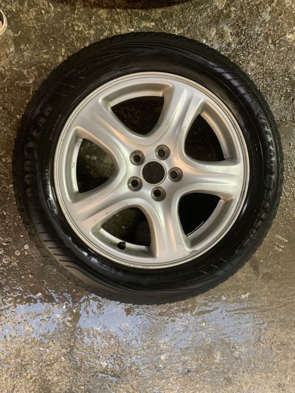 Литой диск с установленной всесезонной шиной Goodyear Vector 4Seasons: фото 2