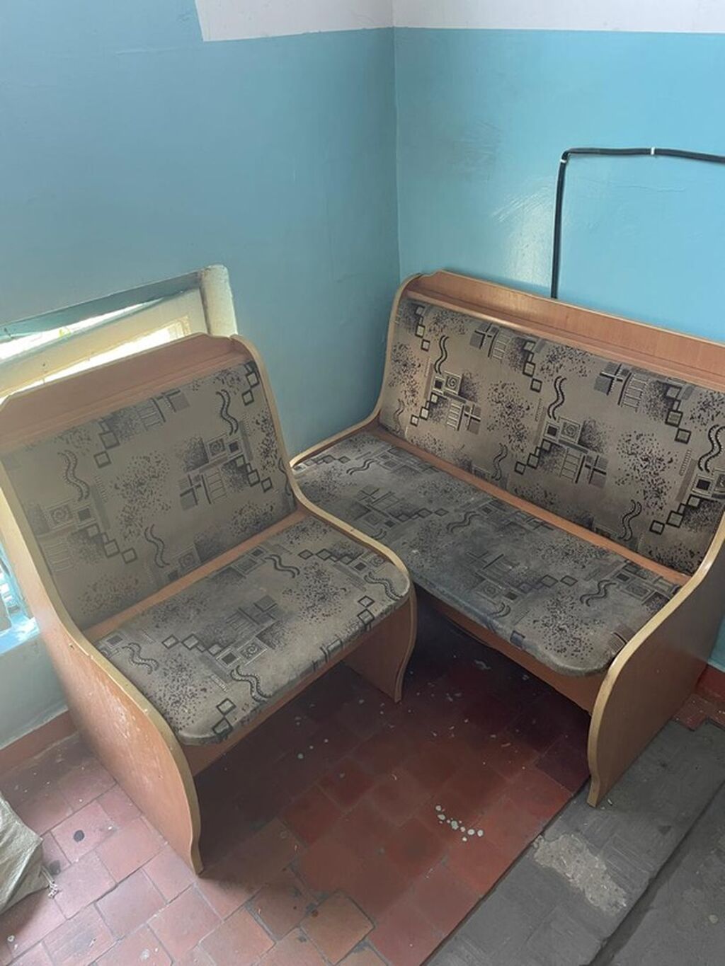 Кухонный уголок: скамейка и 2 табурета: фото 1
