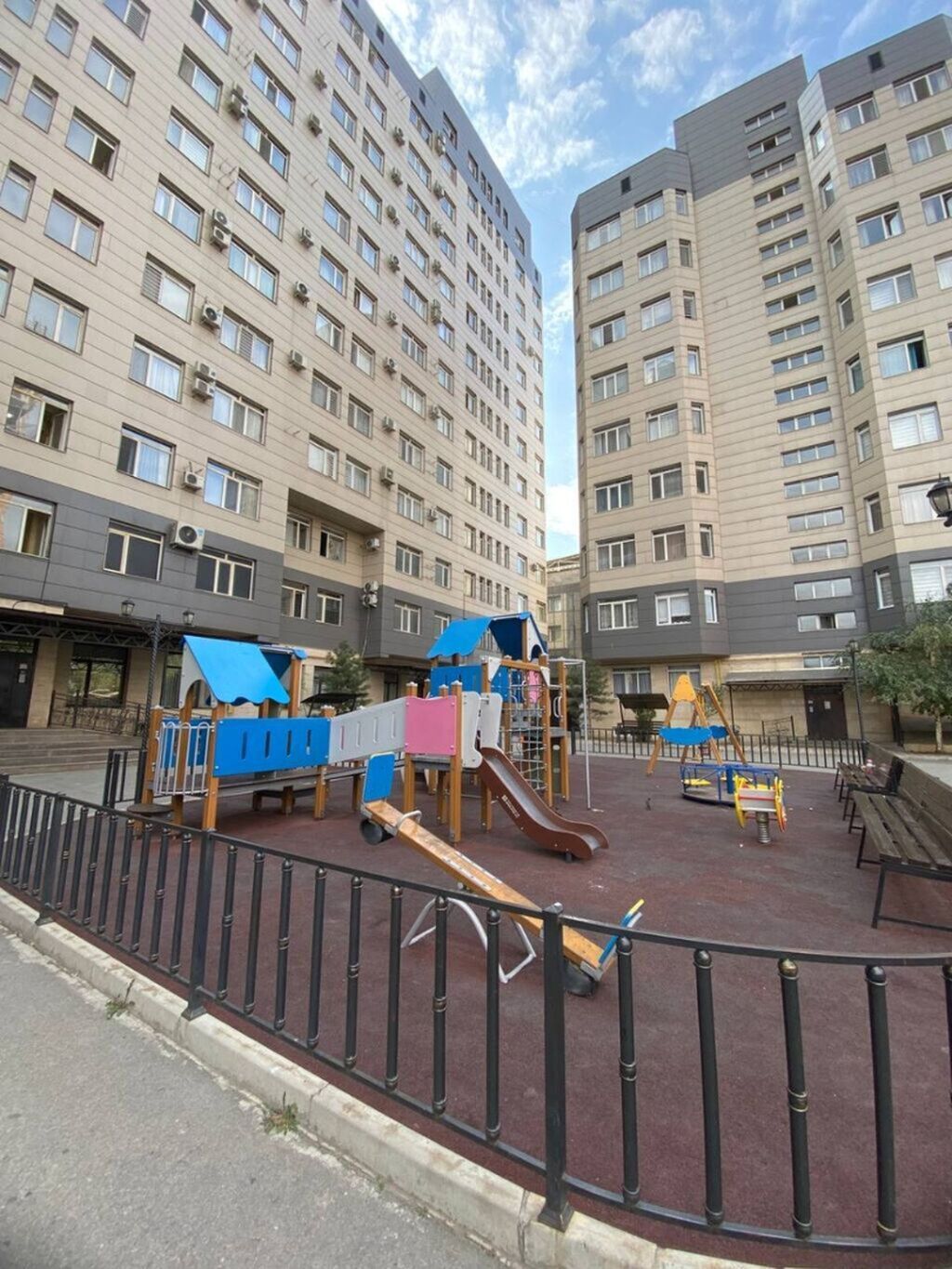 Продается 3 комн.квартира в центре . Строй компания-Памир Строй Адрес: фото 1