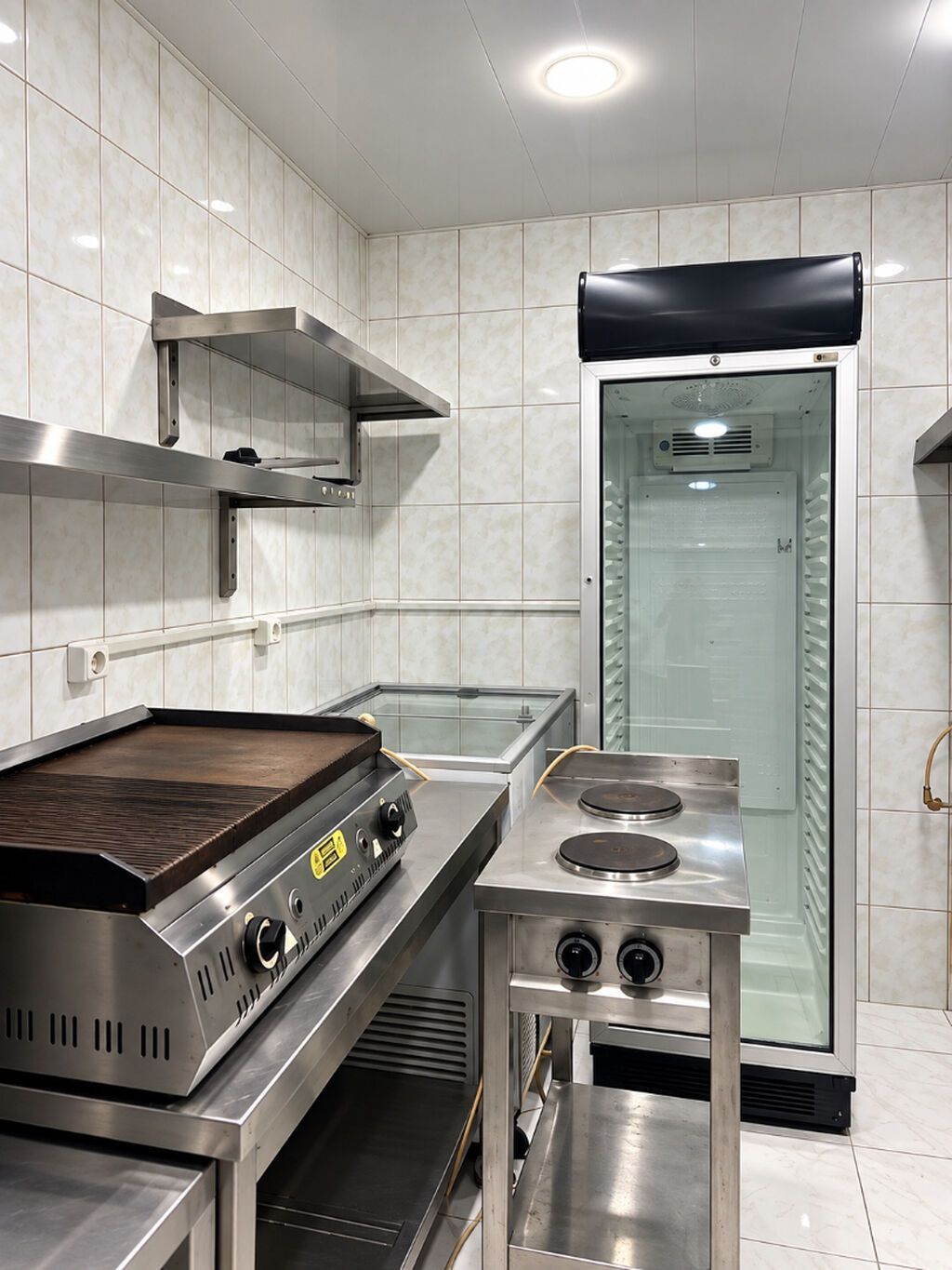 MƏRKƏZDƏ — Xəqani küçəsində icarəyə verilir: 101.6 m² kommersiya
