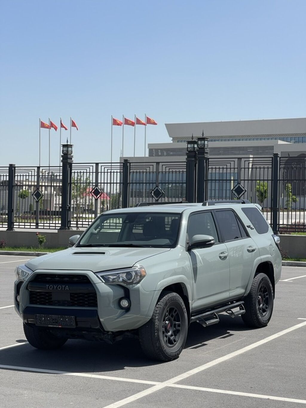 Toyota 4Runner: 2023 г., 4 л, Автомат, Бензин, Внедорожник: фото 2