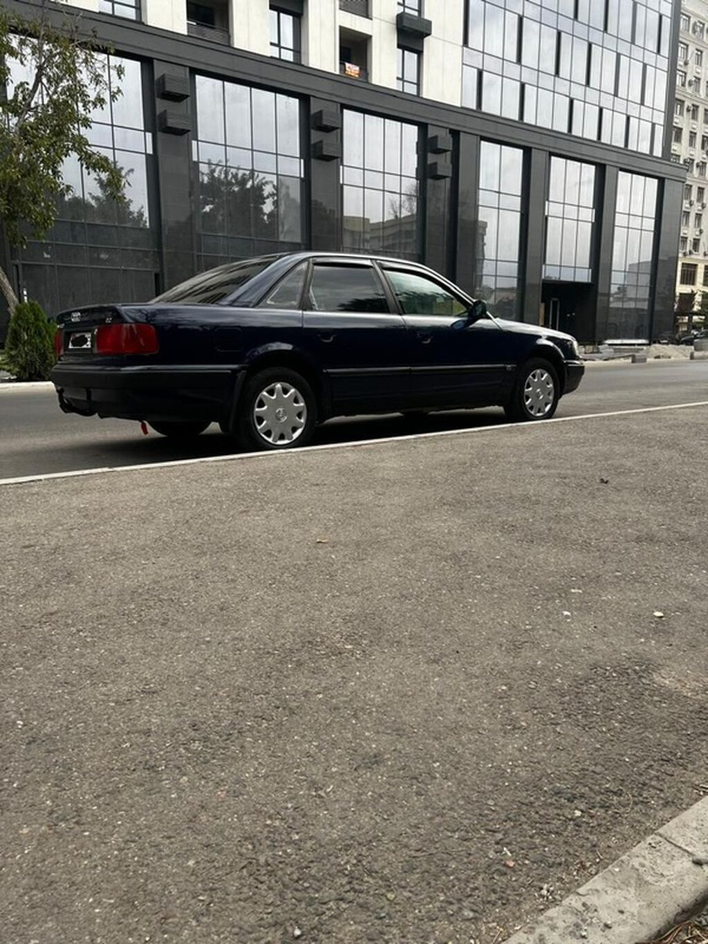 Audi 100: 1992 г., 2 л, Механика, Бензин, Седан: фото 3