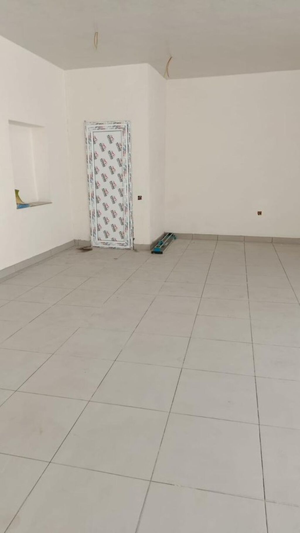 İcarəyə verilir – geniş vitrinli obyekt sahəsi - Tək mərtəbəli, yol