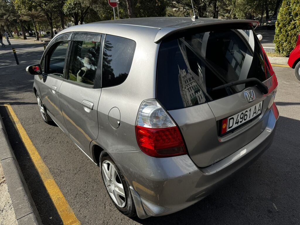 Honda Fit: 2005 г., 1.3 л, Автомат, Бензин, Хэтчбэк: фото 4