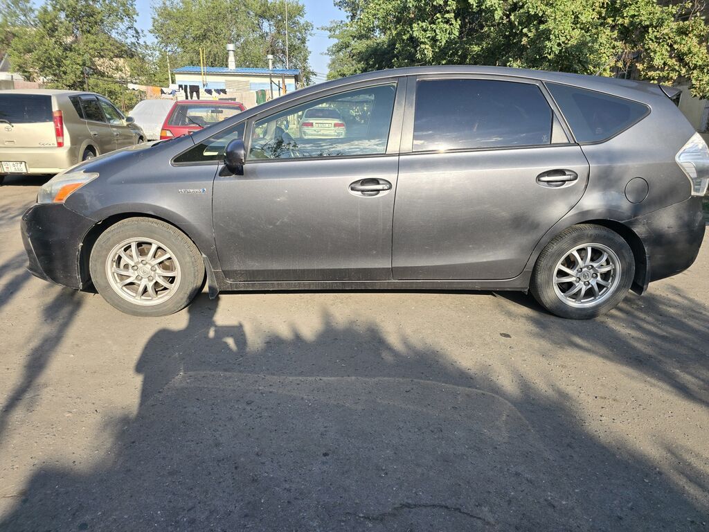 Toyota Prius V: 2012 г., 1.8 л, Автомат, Гибрид, Универсал: фото 1