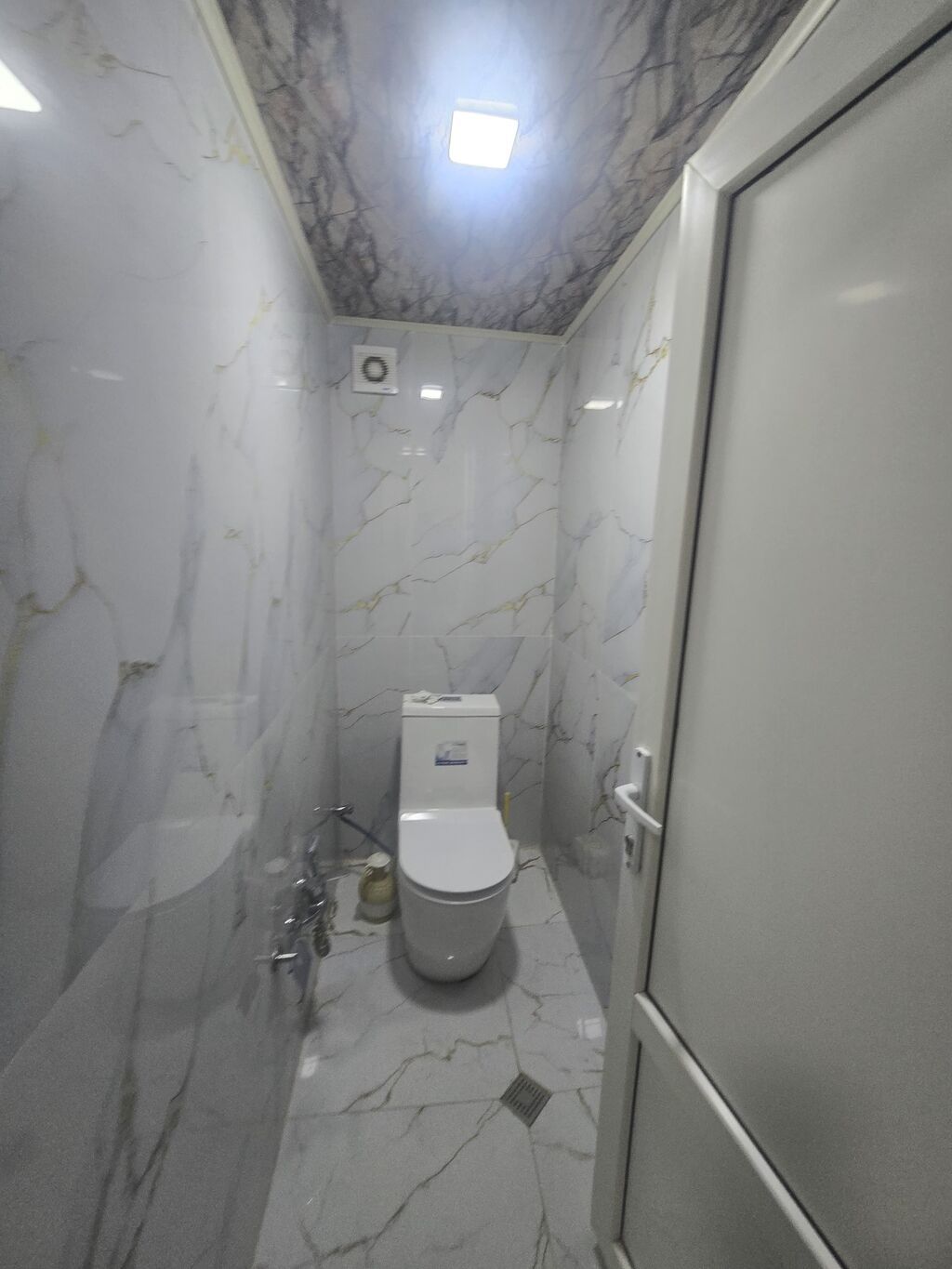 Mehdiabad Qəsəbəsində yerləşir. TamsStore'la üzbəüz məhəllədə. Şəxsi