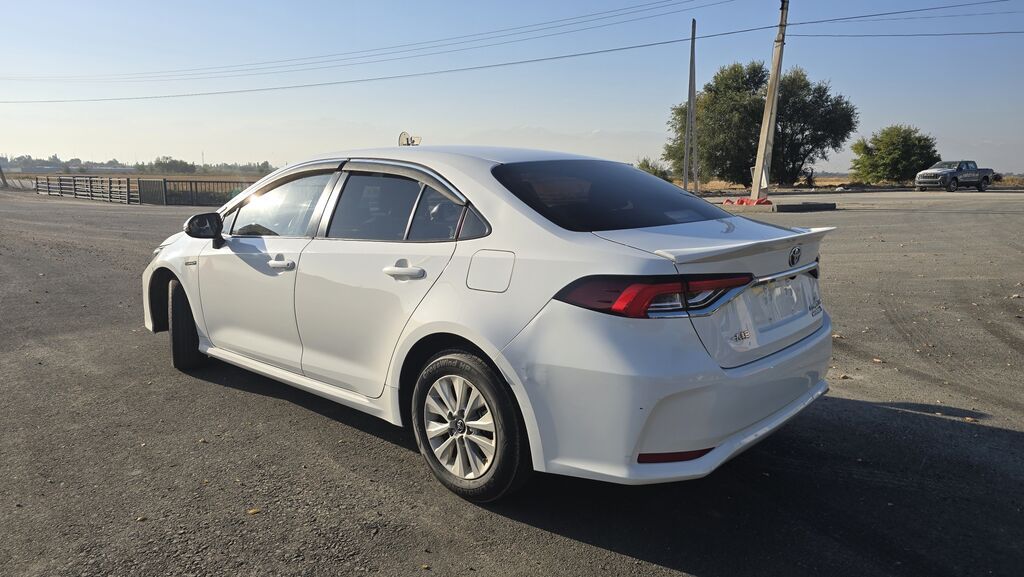 Toyota Corolla: 2022 г., 1.8 л, Вариатор, Гибрид, Седан: фото 4