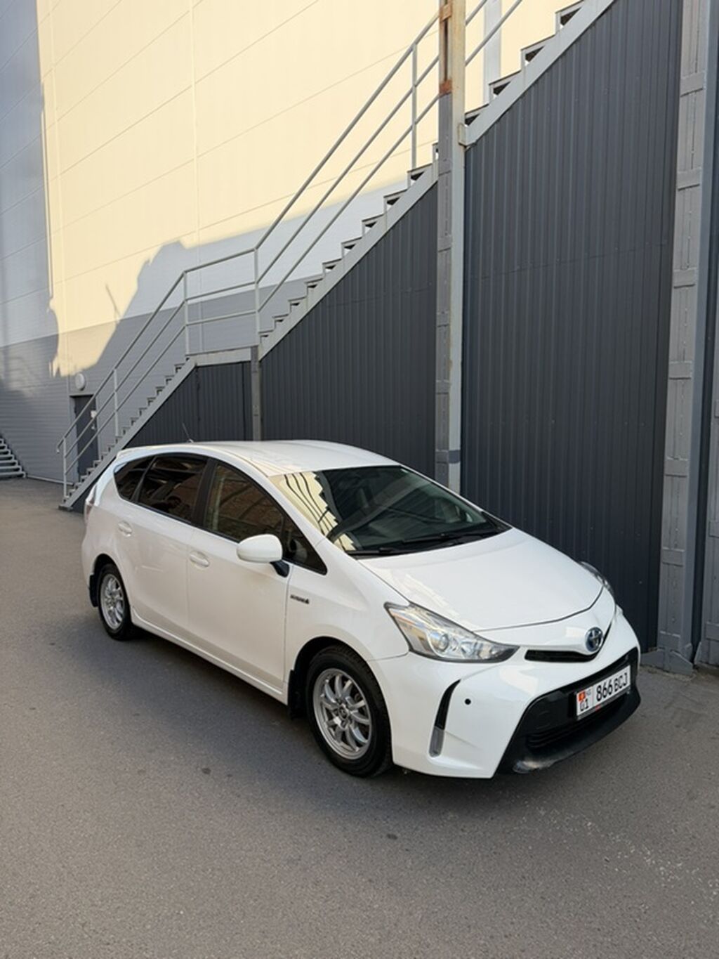 Toyota Prius V: 2018 г., 1.8 л, Гибрид, Универсал: фото 4