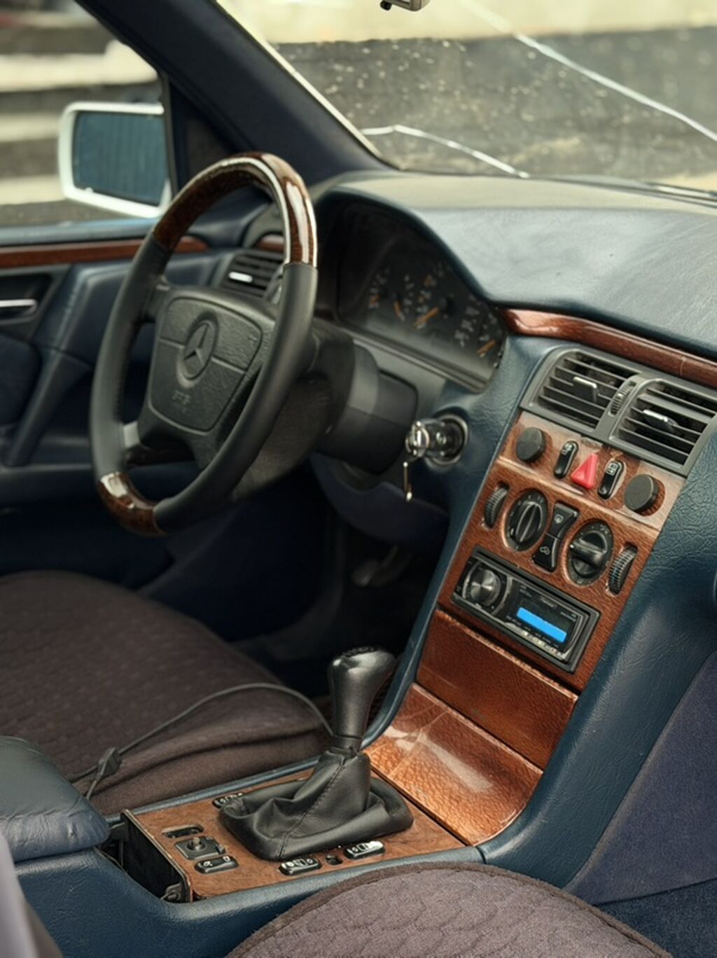 Mercedes-Benz E-Class: 1998 г., 2 л, Механика, Бензин, Седан: фото 2