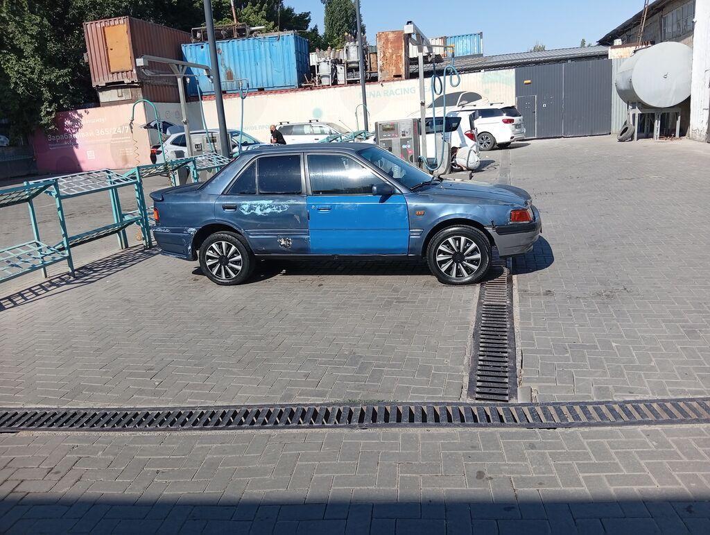 Mazda 323: 1990 г., 1.8 л, Механика, Бензин, Седан: фото 1