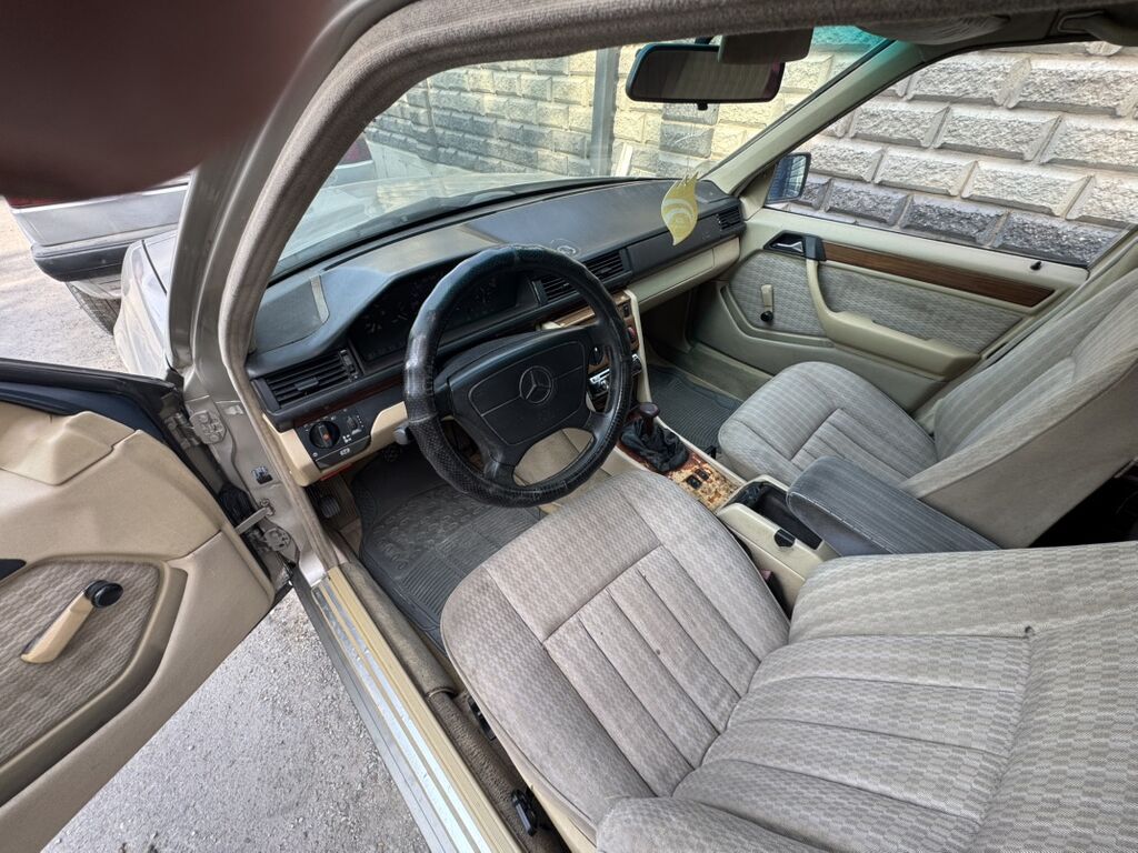 Mercedes-Benz W124: 1992 г., 2.2 л, Механика, Бензин, Седан: фото 5