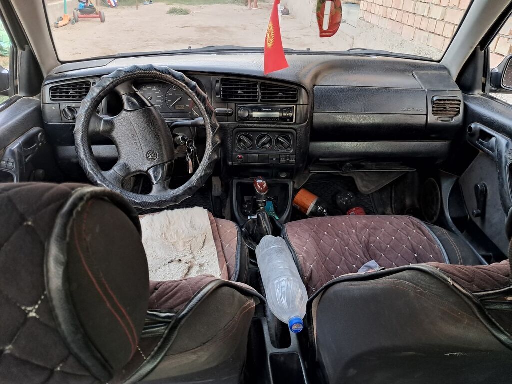 Volkswagen Vento: 1994 г., 1.8 л, Механика, Бензин, Седан: фото 3