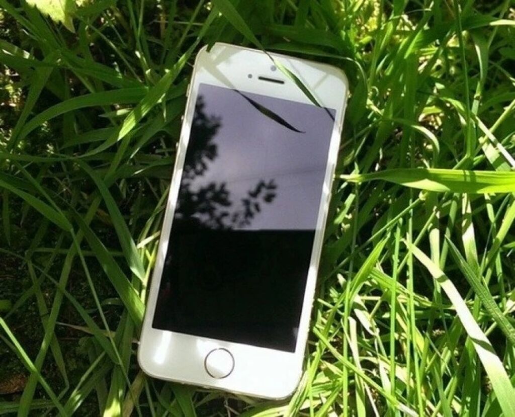Найдите белый телефон. Айфон. Смартфон на траве. Iphone на траве. Смартфон лежит.