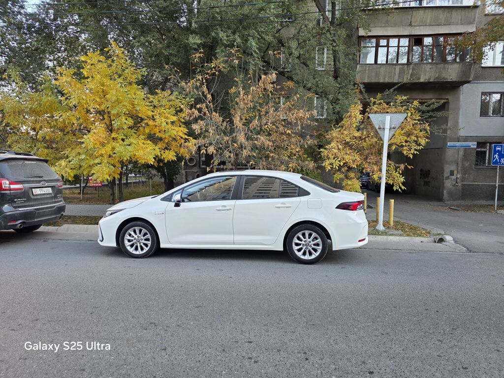 Toyota Corolla: 2020 г., 1.8 л, Вариатор, Гибрид, Седан: фото 3
