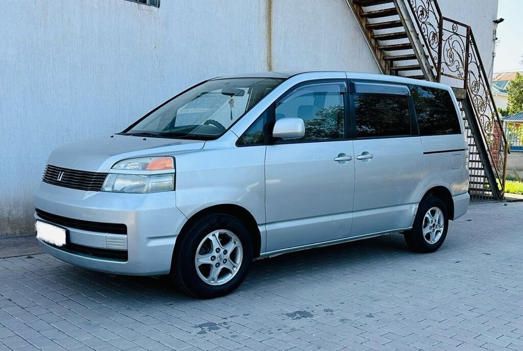 Toyota Voxy: 2004 г., 2 л, Автомат, Бензин, Минивэн: фото 2