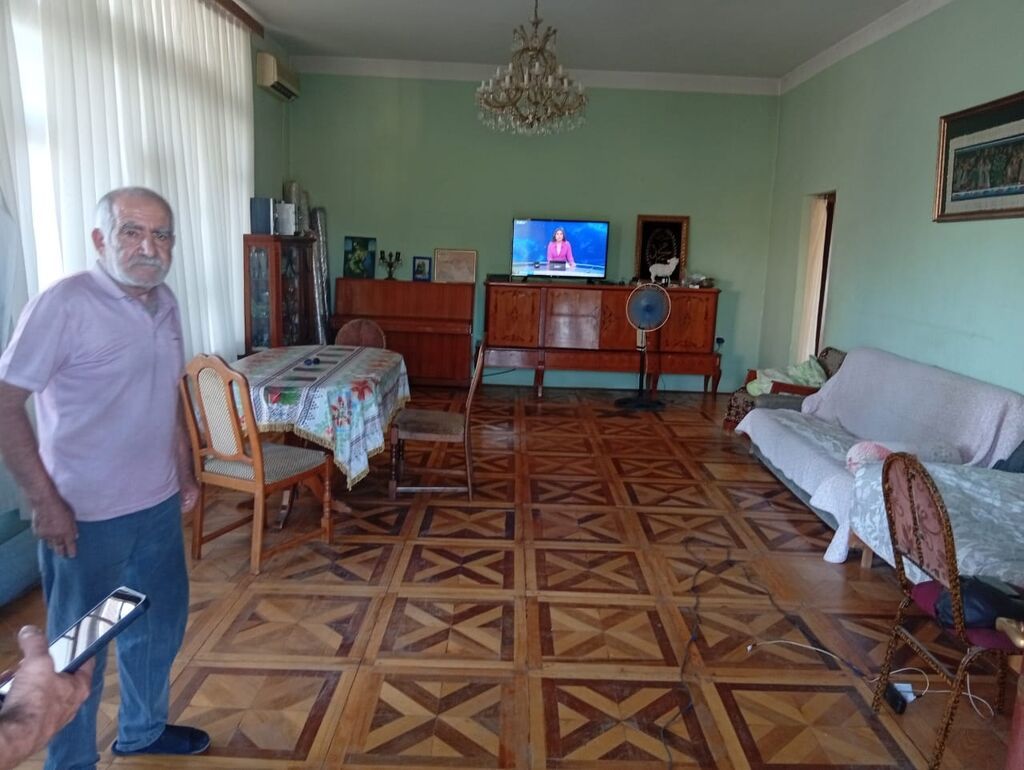 Geniş və işıqlı mənzil təqdim olunur. Xüsusiyyətlər: - Böyük qonaq