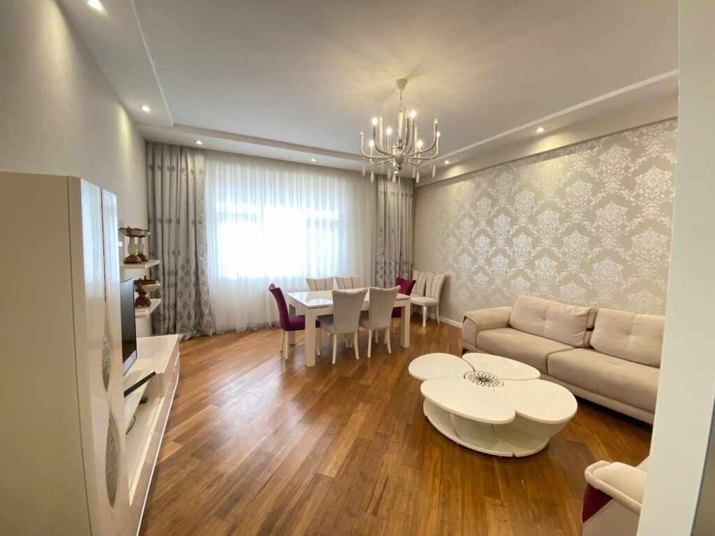 28 May metrosunun yaxınlığında 2 otaqlı mənzil kirayə verilir. 111 m²