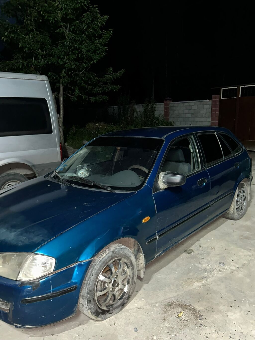 Mazda 323: 1998 г., 1.5 л, Механика, Бензин, Хэтчбэк: фото 4