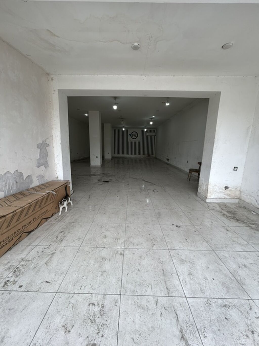 Kiralık/icarəyə verilir – vitraj önlü geniş kommersiya sahəsi - Yol