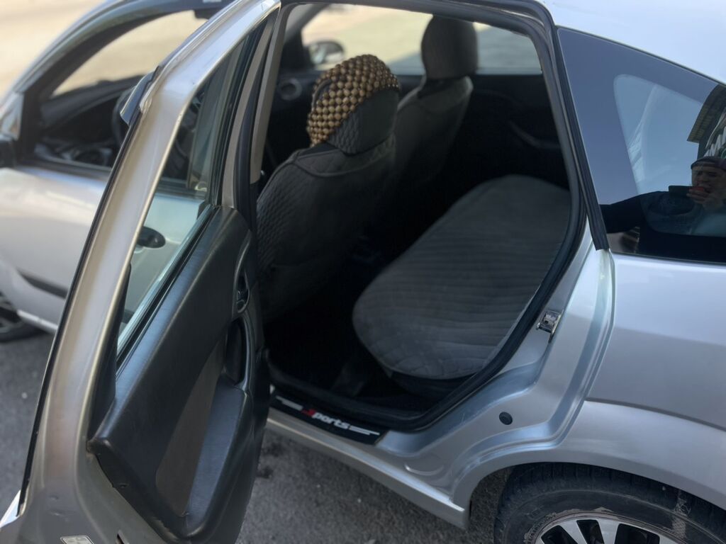 Ford Focus: 2003 г., 1.6 л, Механика, Газ, Хэтчбэк: фото 7