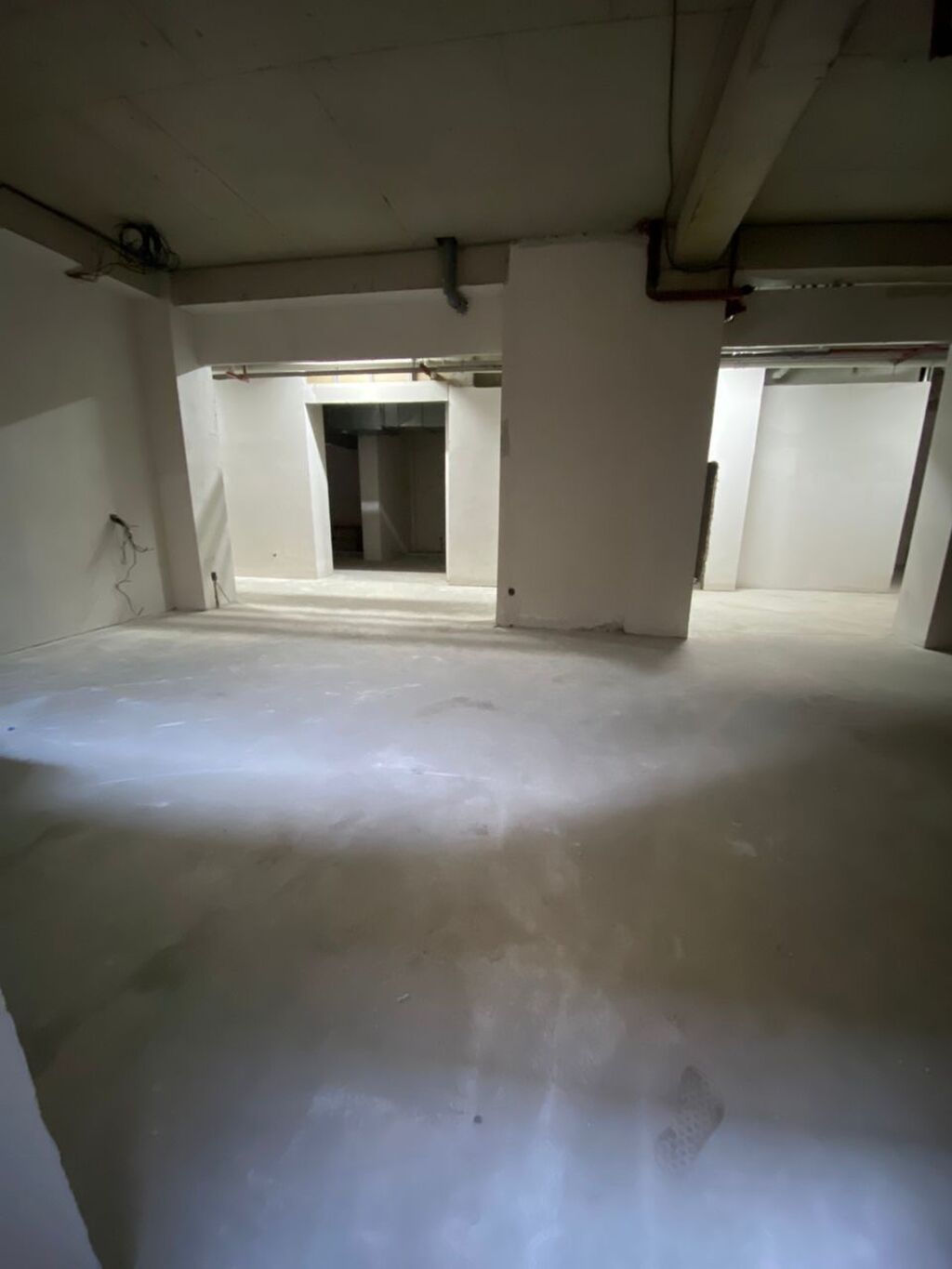 Сдается цокольный этаж площадью 415 м² в центре Бишкека. Локация: -