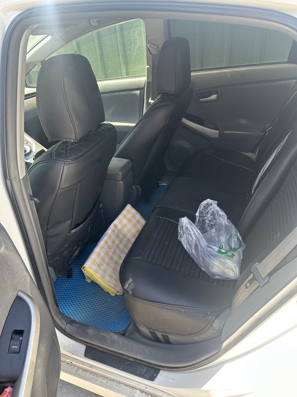 Toyota Prius: 2011 г., 1.8 л, Автомат, Гибрид, Хэтчбэк: фото 5