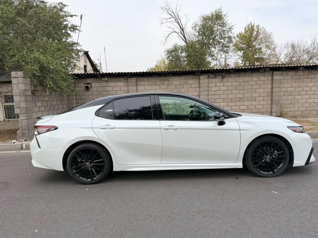 Toyota Camry: 2022 г., 2.5 л, Вариатор, Гибрид, Седан: фото 4
