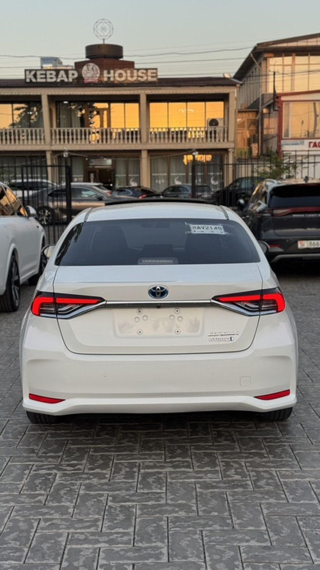 Toyota Corolla: 2020 г., 1.8 л, Автомат, Гибрид, Седан: фото 2