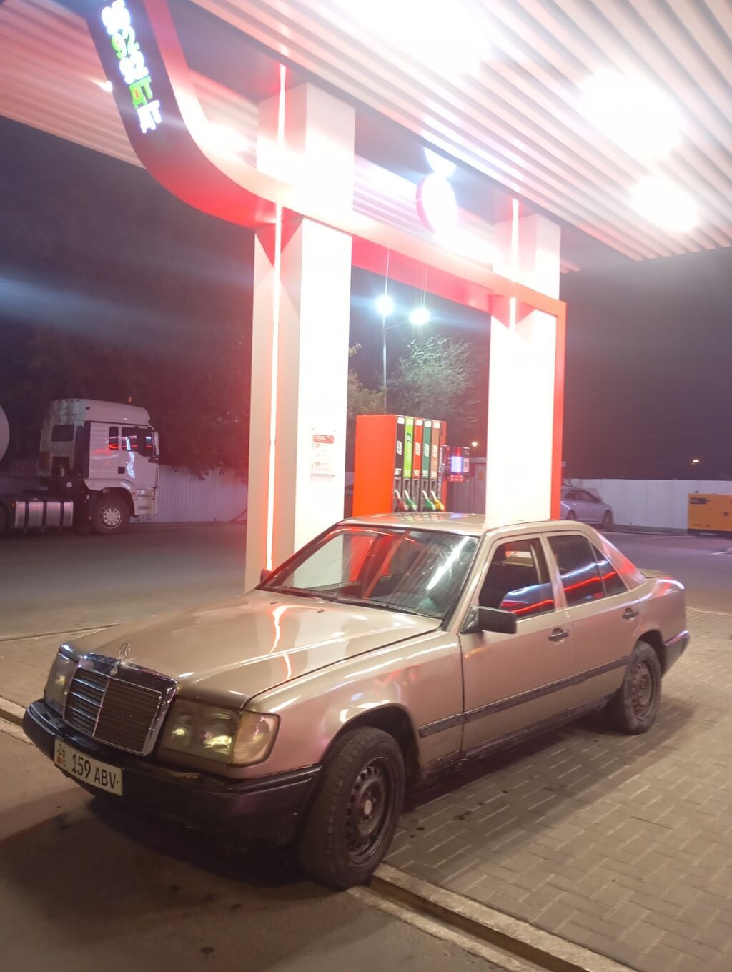 Mercedes-Benz W124: 1988 г., 2.3 л, Механика, Бензин, Седан: фото 1