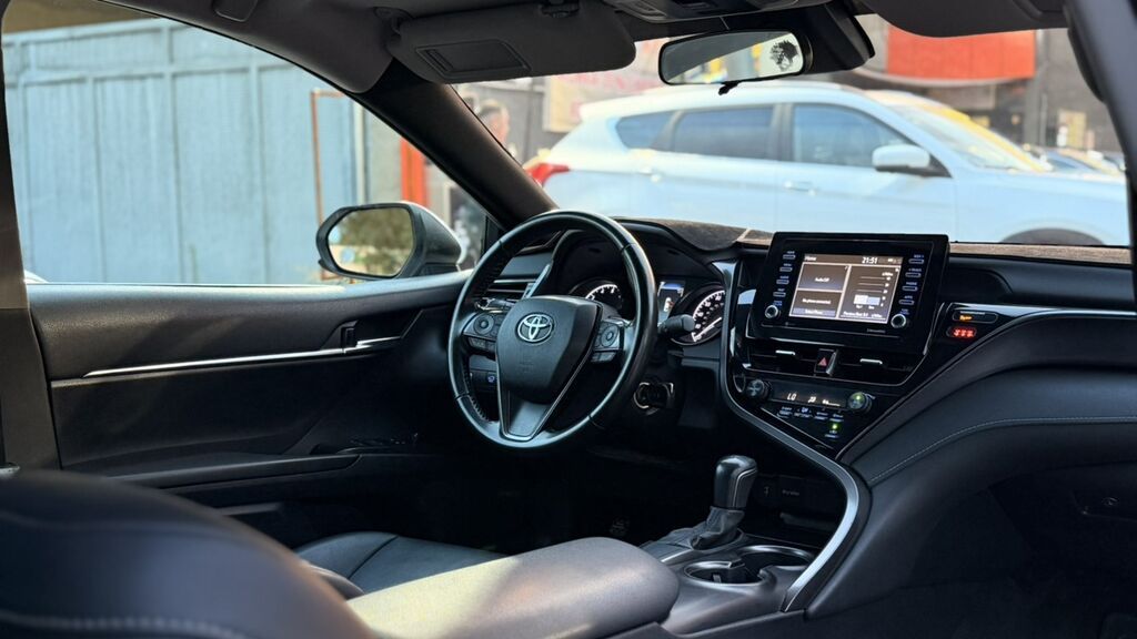 Toyota Camry: 2020 г., 2.5 л, Автомат, Бензин, Седан — фото 3