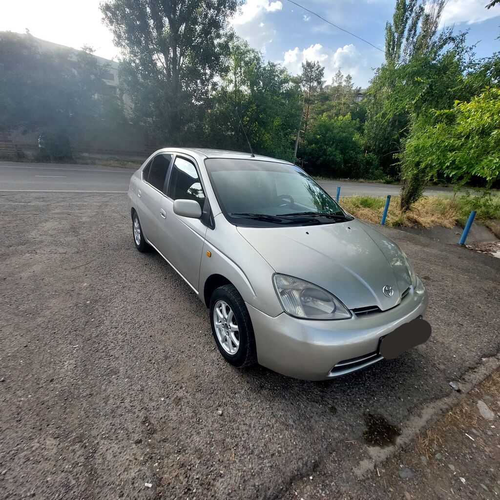 Toyota Prius: 2001 г., Гибрид, Лифтбек: фото 2