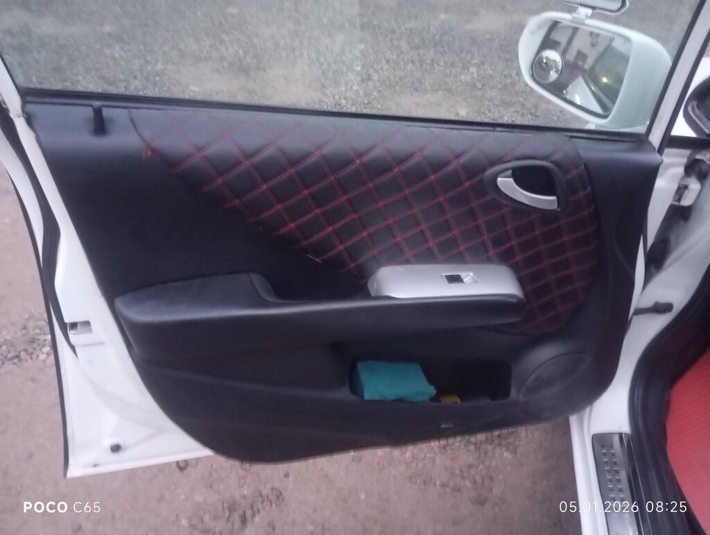 Honda Fit: 2002 г., 1.3 л, Вариатор, Бензин, Седан: фото 6
