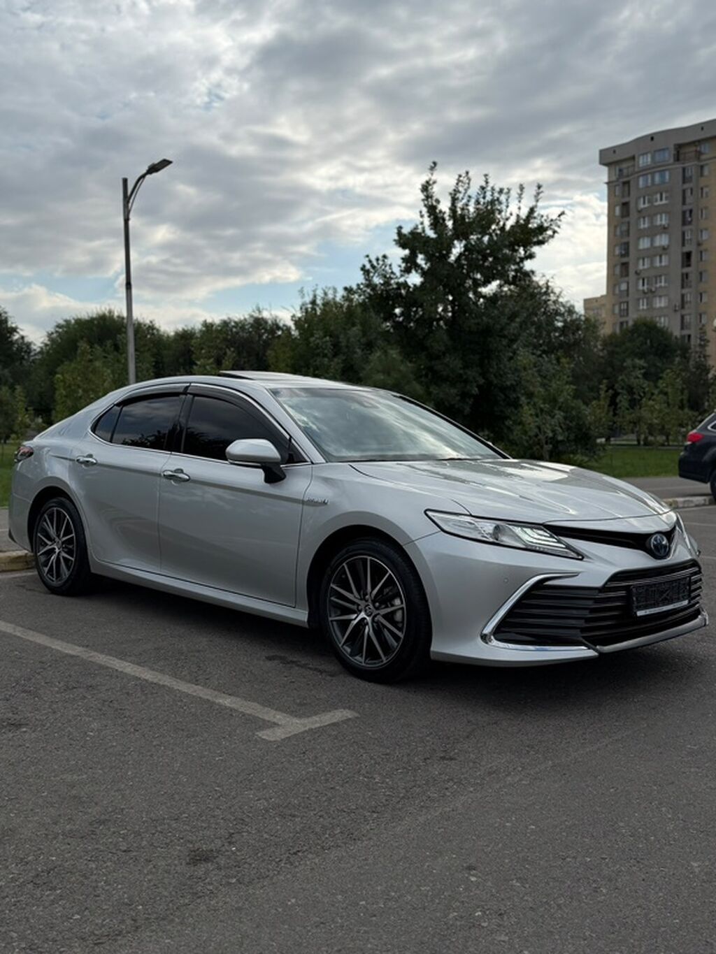Toyota Camry: 2023 г., 2.5 л, Автомат, Гибрид, Седан: фото 4