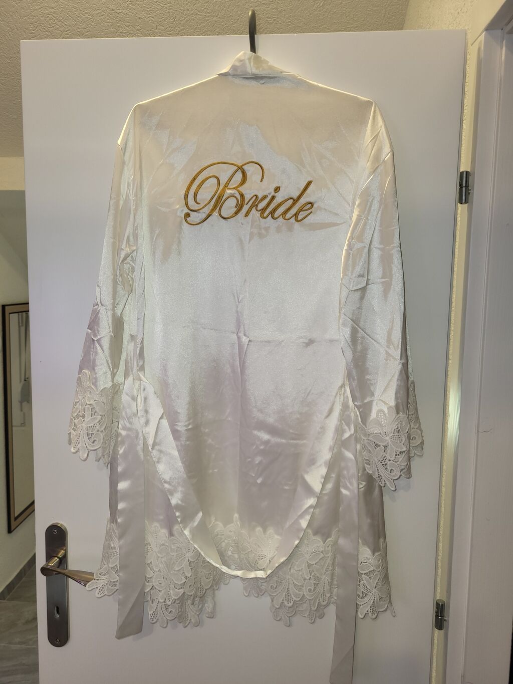 Bademantili: - Elegantni beli satenski ogrtač sa zlatnim vezom “Bride” na leđima -