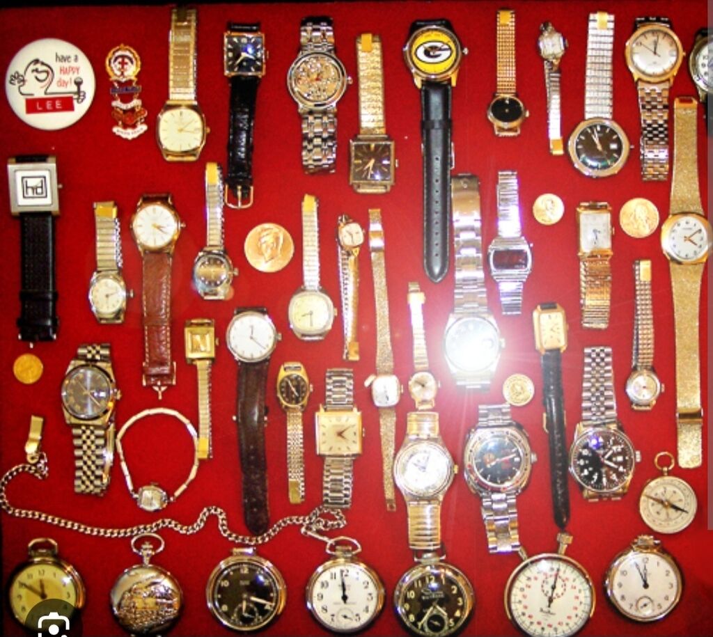 Коллекционирует часы. Подставка для коллекции часов наручных. Коллекционные часы. Коллекционер часов. Коллекционирование часов.