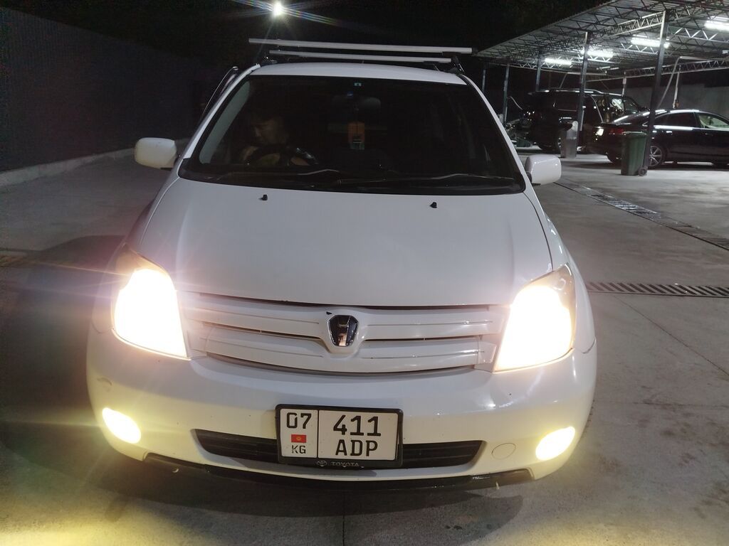 Toyota Ist: 2002 г., 1.5 л, Автомат, Газ, Хэтчбэк: фото 2
