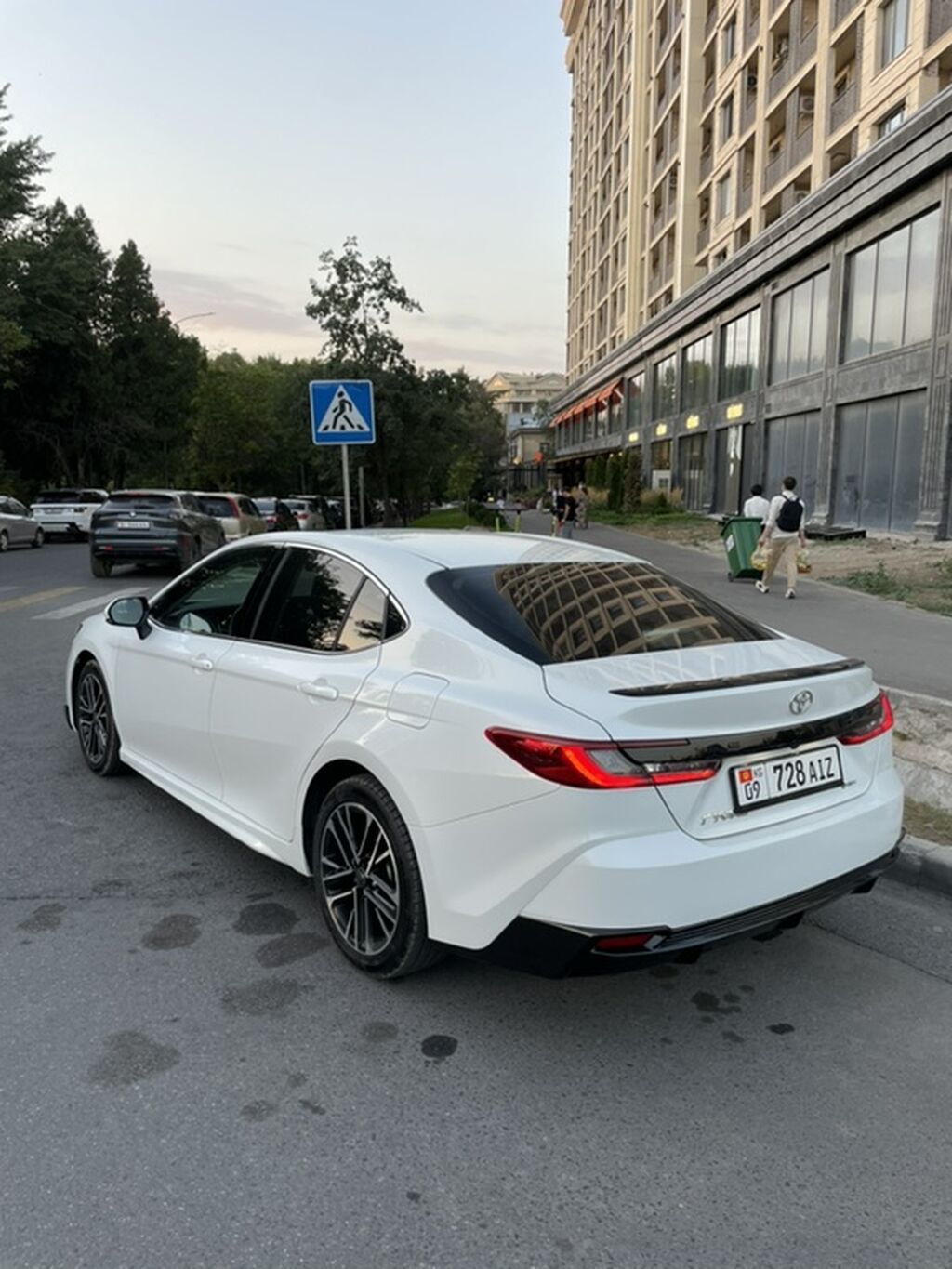 Toyota Camry: 2025 г., 2 л, Автомат, Гибрид, Седан: фото 3