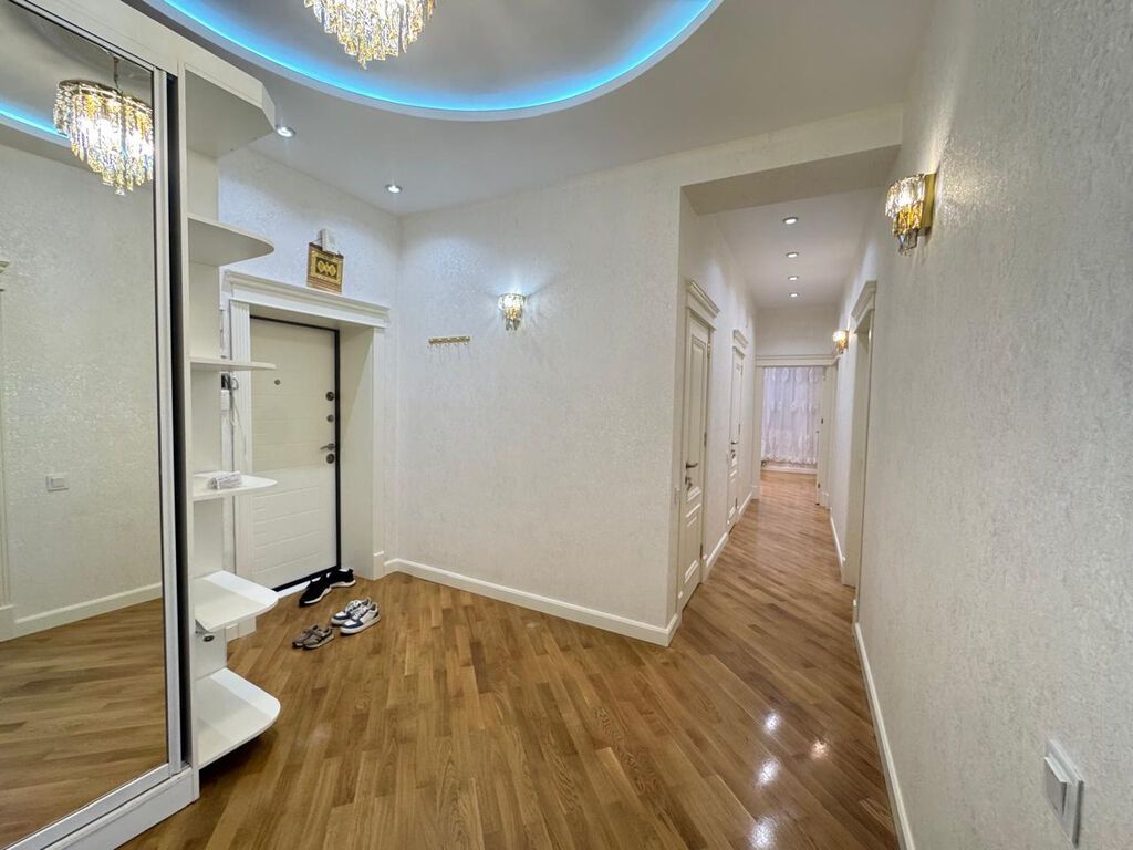 8-ci mikrorayon, 4 otaqlı, Yeni tikili, m. Azadlıq Prospekti, 156 kv. m