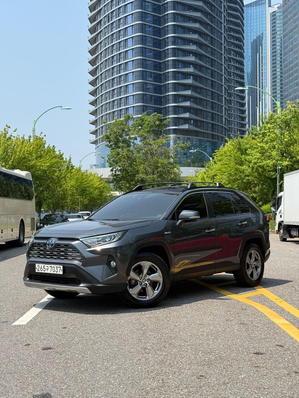 Toyota RAV4: 2021 г., 2.5 л, Автомат, Гибрид, Кроссовер — фото 2