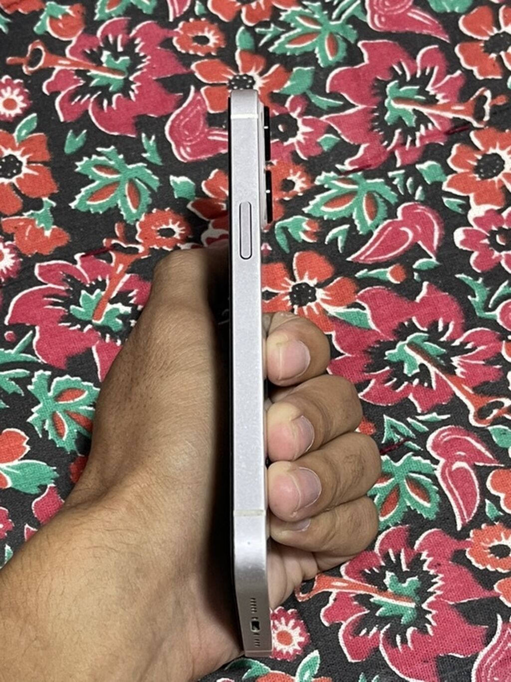 IPhone 13, белый цвет, две камеры. На экране видно: - Версия iOS: 16.5: фото 6