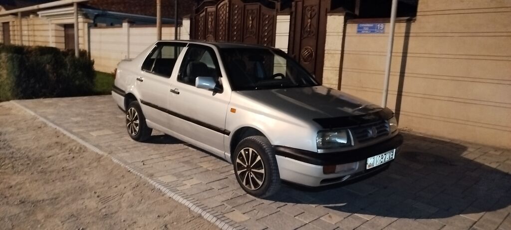 Volkswagen Vento: 1992 г., 1.8 л, Механика, Бензин, Седан: фото 7