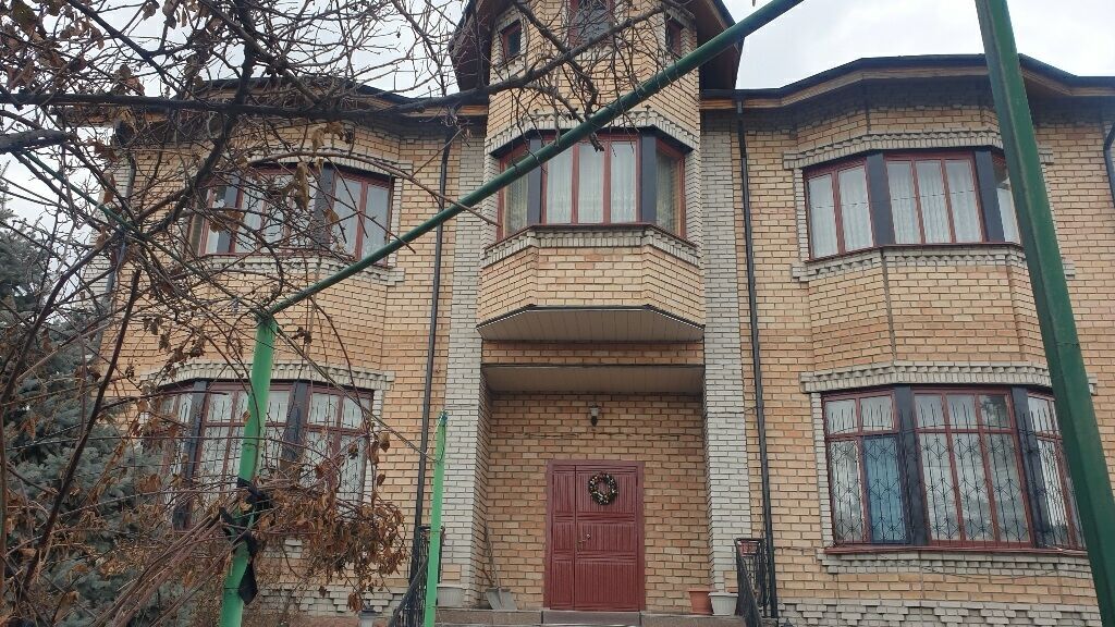 Продаю 3-уров.Дом,578м.кв.,6 комнат + 2 больших зала,высота потолков -