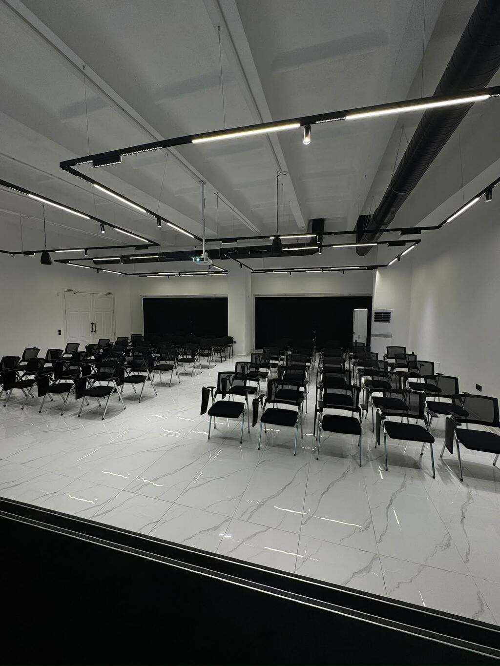 Konfrans & Görüş Zalı Saatlıq İcarəyə Verilir Təlim, seminar