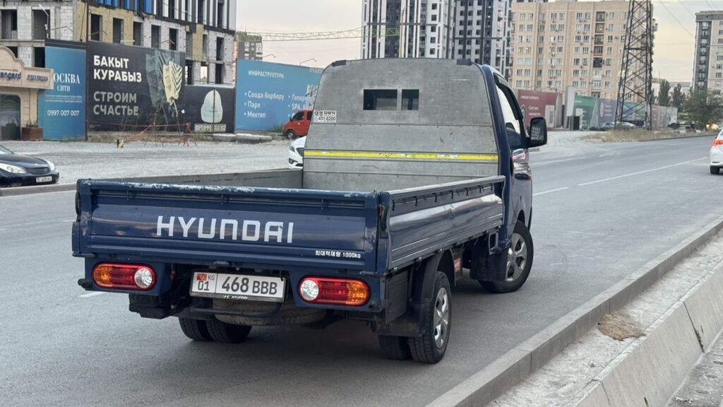 Hyundai Porter II, компактный бортовой грузовик в синем цвете: фото 4