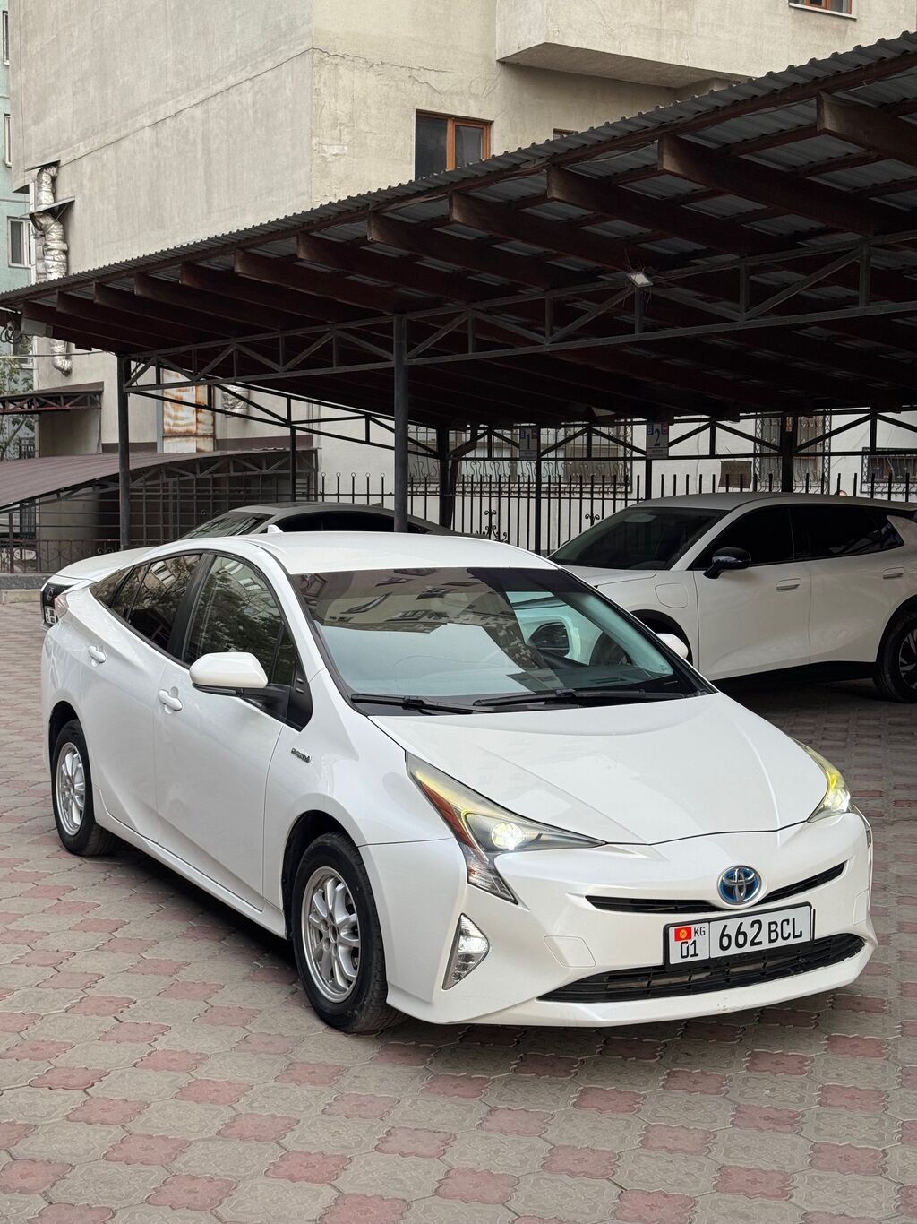 Toyota Prius: 2017 г., 1.8 л, Вариатор, Гибрид, Седан: фото 2
